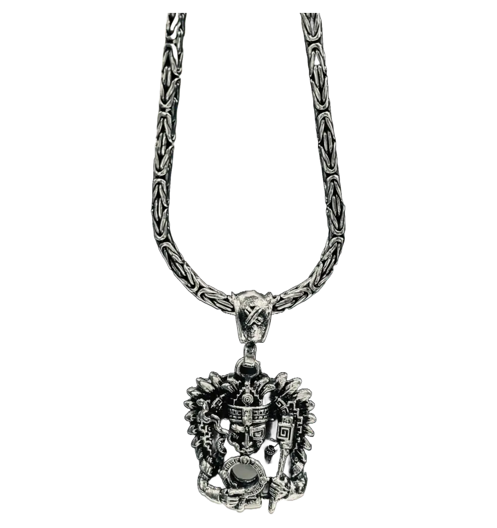 Collar de plata con figura guerrera