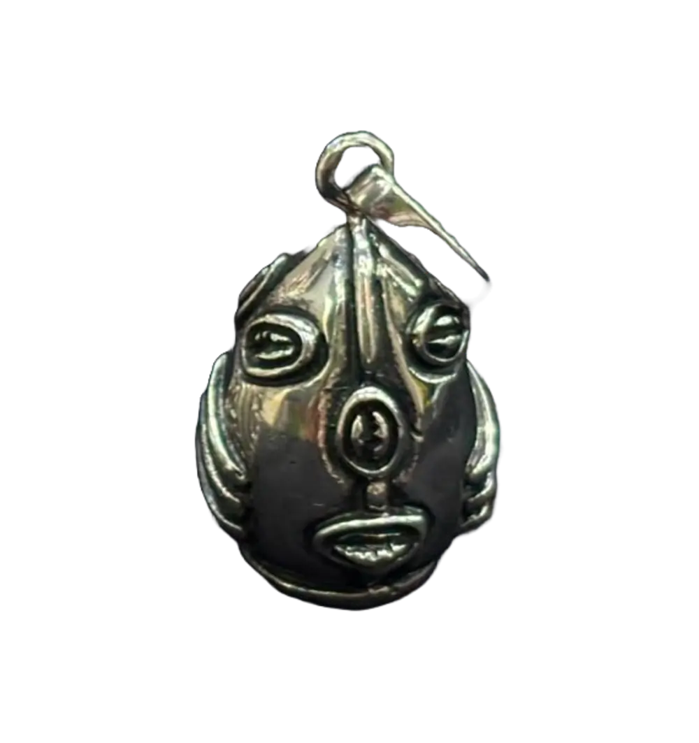 Dije de plata con forma de rostro